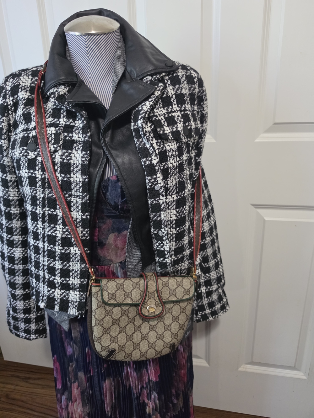 Pre Owned Gucci Beige GG Canvas Crossbody Bag with Red Trim